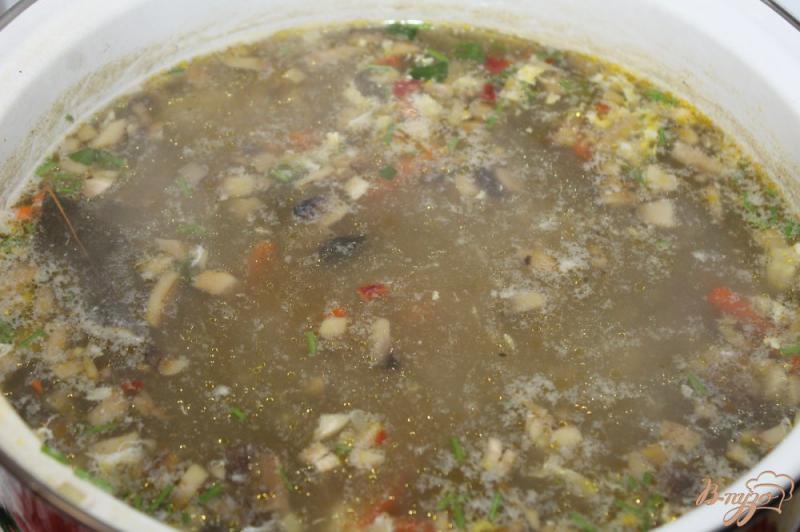 Фото приготовление рецепта: Суп с грибами, сладким перцем и яйцом шаг №8
