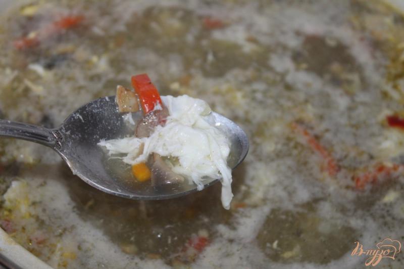 Фото приготовление рецепта: Суп с грибами, сладким перцем и яйцом шаг №7