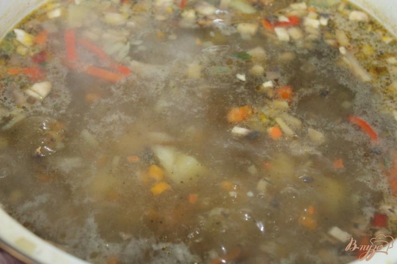 Фото приготовление рецепта: Суп с грибами, сладким перцем и яйцом шаг №6