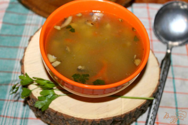 Фото приготовление рецепта: Суп с грибами, сладким перцем и яйцом шаг №9