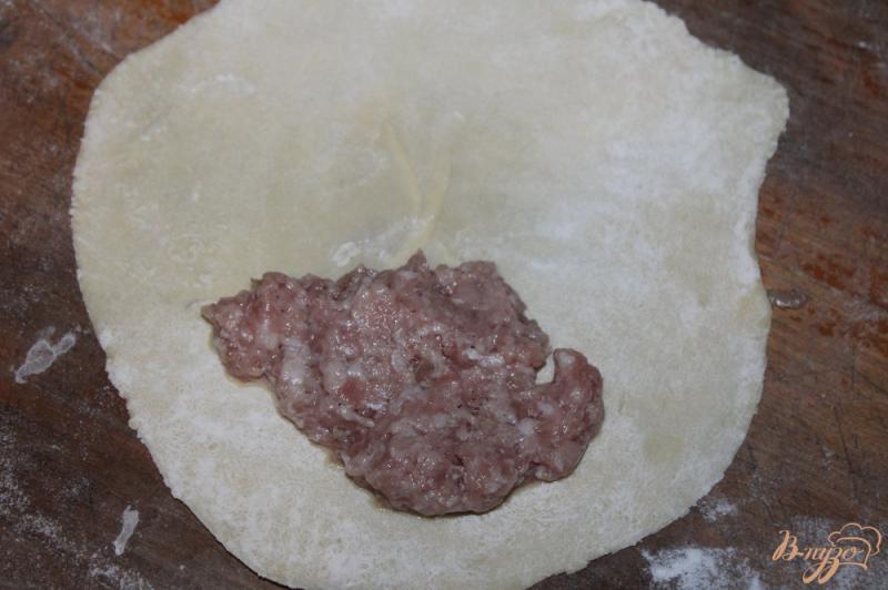 Фото приготовление рецепта: Хрустящие домашние чебуреки со свининой шаг №6