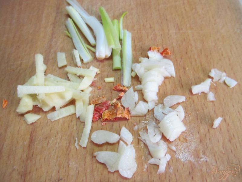 Фото приготовление рецепта: Омлет с курицей и овощами шаг №1
