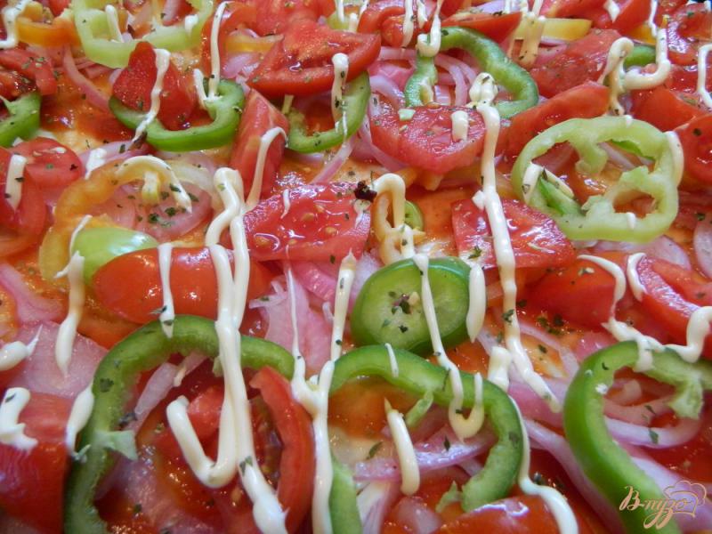 Фото приготовление рецепта: Пицца с маринованным луком, болгарским перцем и помидорами шаг №7