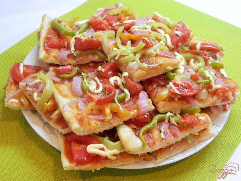 Фото приготовление рецепта: Пицца с маринованным луком, болгарским перцем и помидорами шаг №8