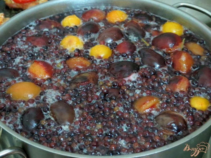 Фото приготовление рецепта: Компот из ягод бузины, слив и алычи шаг №5