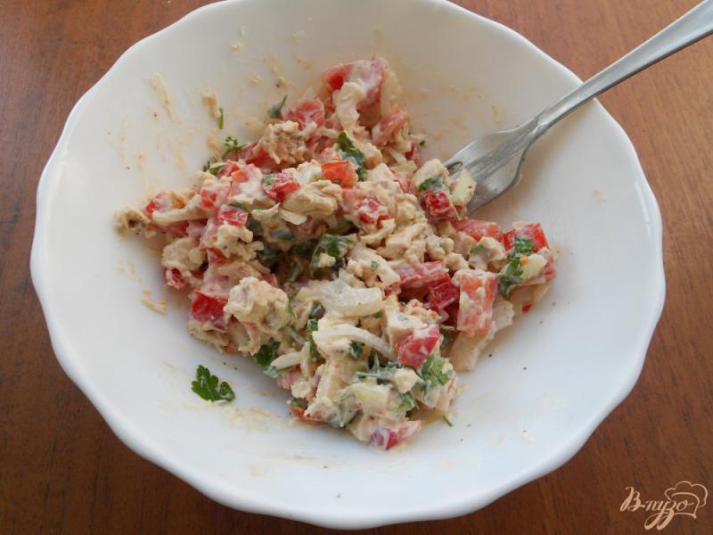 Фото приготовление рецепта: Салат с курицей, помидорами и брынзой шаг №4