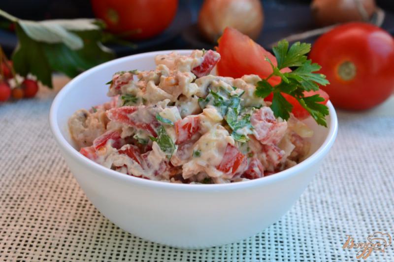 Фото приготовление рецепта: Салат с курицей, помидорами и брынзой шаг №5
