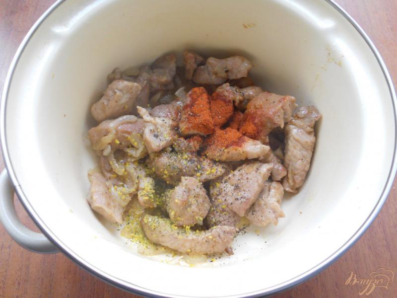 Фото приготовление рецепта: Острая свинина тушеная с болгарским перцем шаг №4