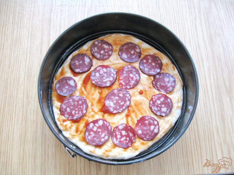 Фото приготовление рецепта: Пицца с сырокопченой колбасой и болгарским перцем шаг №3