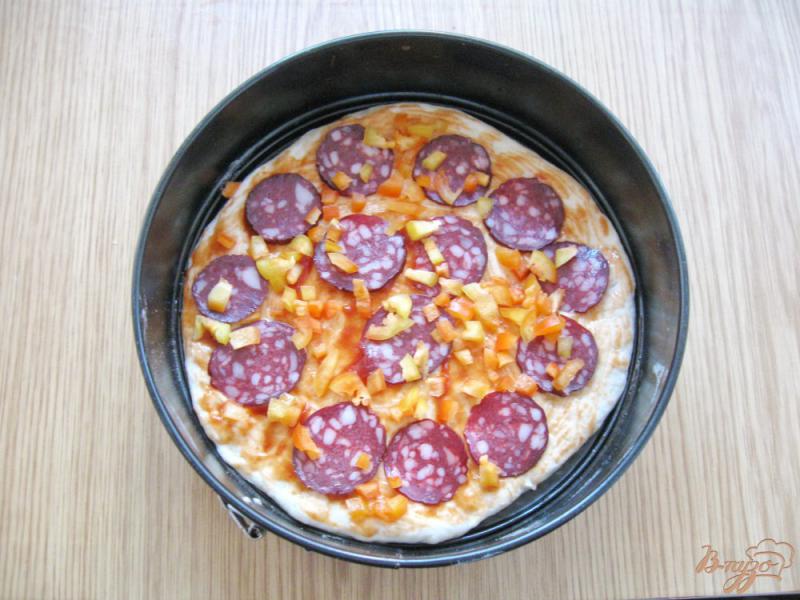 Фото приготовление рецепта: Пицца с сырокопченой колбасой и болгарским перцем шаг №4