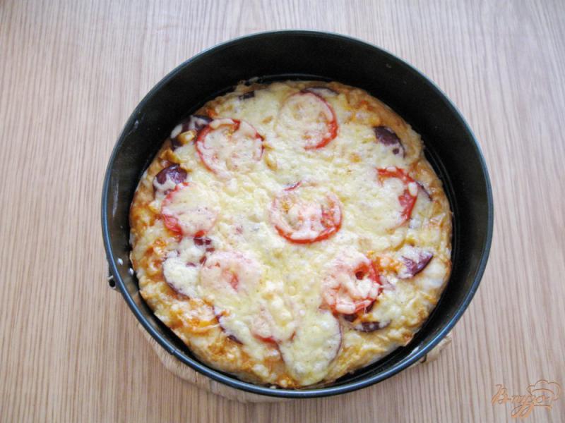 Фото приготовление рецепта: Пицца с сырокопченой колбасой и болгарским перцем шаг №7