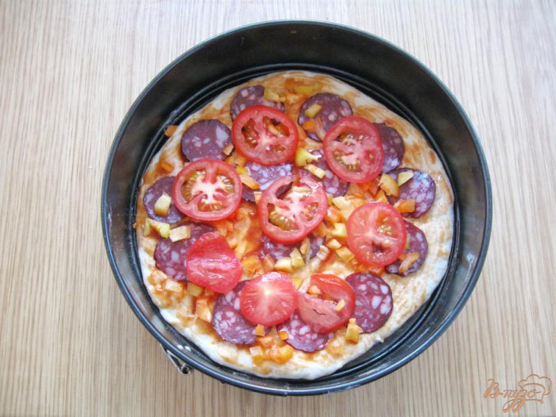 Фото приготовление рецепта: Пицца с сырокопченой колбасой и болгарским перцем шаг №5