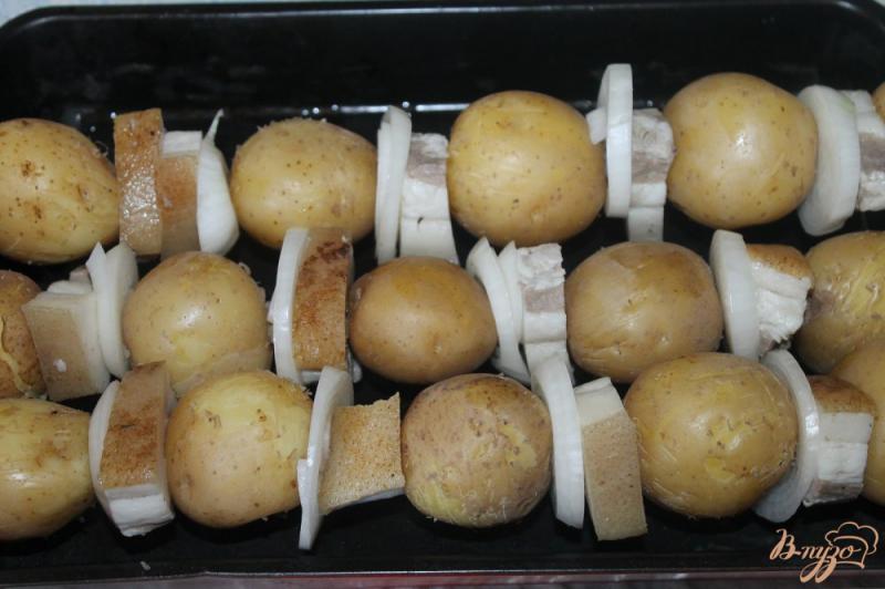 Фото приготовление рецепта: Картофельные шашлычки с салом и луком на костре шаг №5