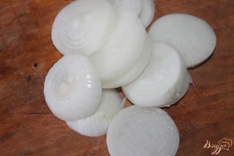 Фото приготовление рецепта: Картофельные шашлычки с салом и луком на костре шаг №4