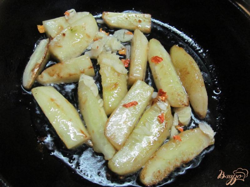 Фото приготовление рецепта: Жареные огурцы с медом и перцем чили шаг №2