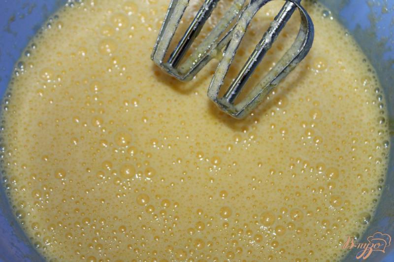 Фото приготовление рецепта: Домашние кексы с орехами шаг №2