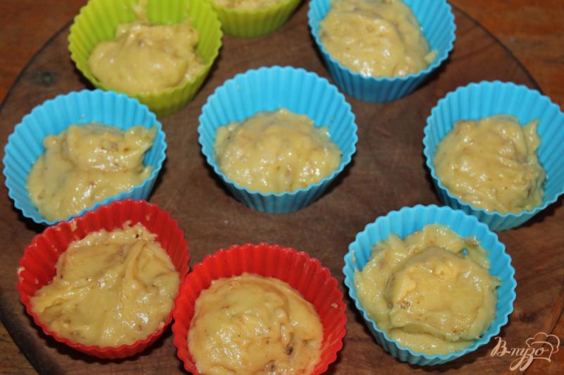 Фото приготовление рецепта: Домашние кексы с орехами шаг №11