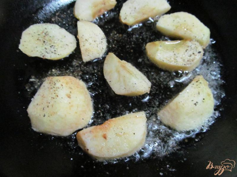 Фото приготовление рецепта: Куриная печень с жареным яблоком шаг №1