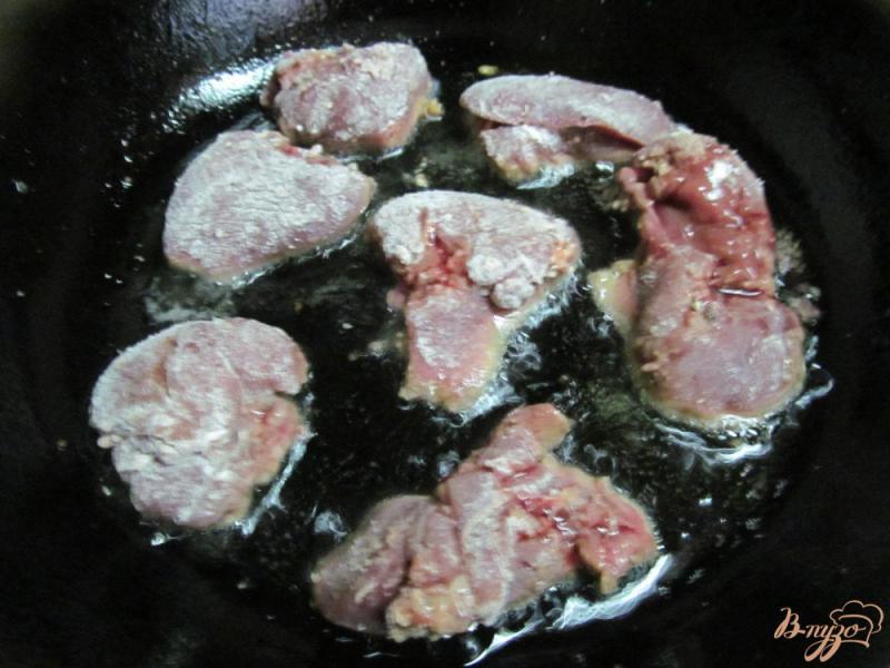 Фото приготовление рецепта: Куриная печень с жареным яблоком шаг №4