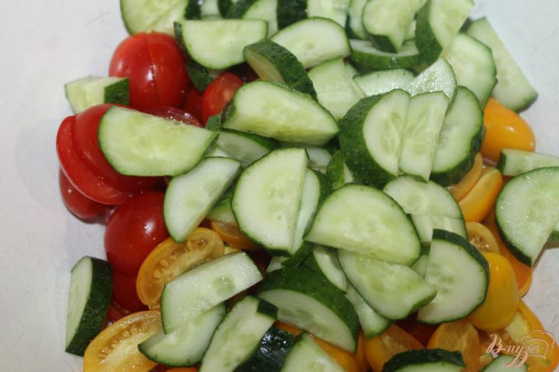 Фото приготовление рецепта: Овощной салат с моцареллой в шариках шаг №2