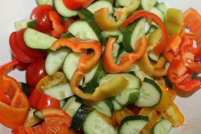 Фото приготовление рецепта: Овощной салат с моцареллой в шариках шаг №3