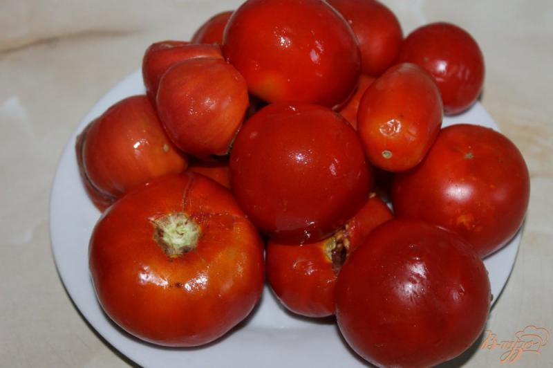 Фото приготовление рецепта: Сырой томат с зеленью в заготовку шаг №1