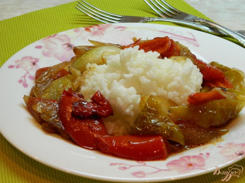 Фото приготовление рецепта: Рис с подливой из помидоров, болгарского перца и лука шаг №6