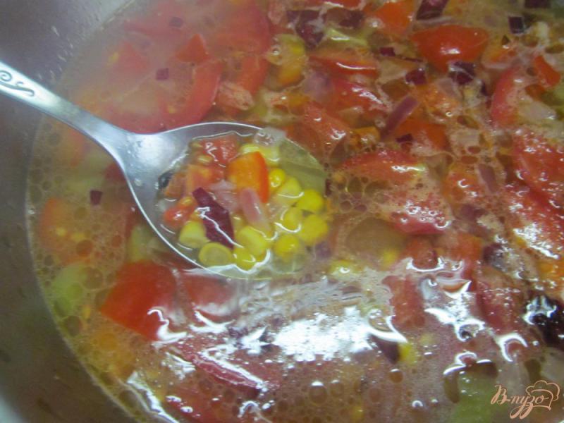 Фото приготовление рецепта: Томатный суп с кукурузой и чипсами из лаваша шаг №8