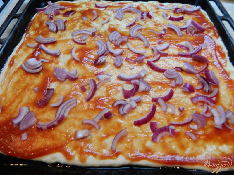 Фото приготовление рецепта: Пицца с овощами, колбасой и куриным мясом шаг №6
