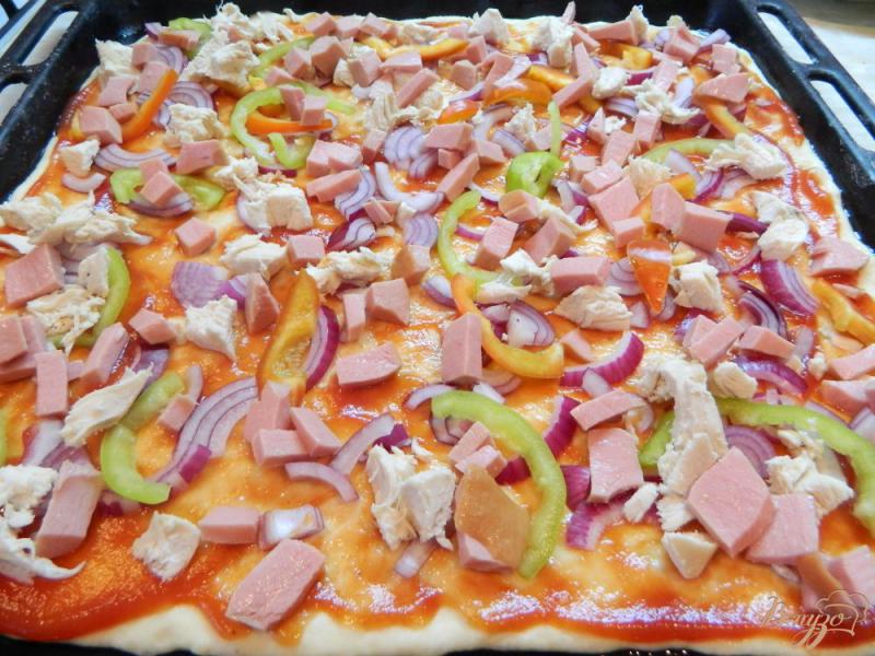 Фото приготовление рецепта: Пицца с овощами, колбасой и куриным мясом шаг №7