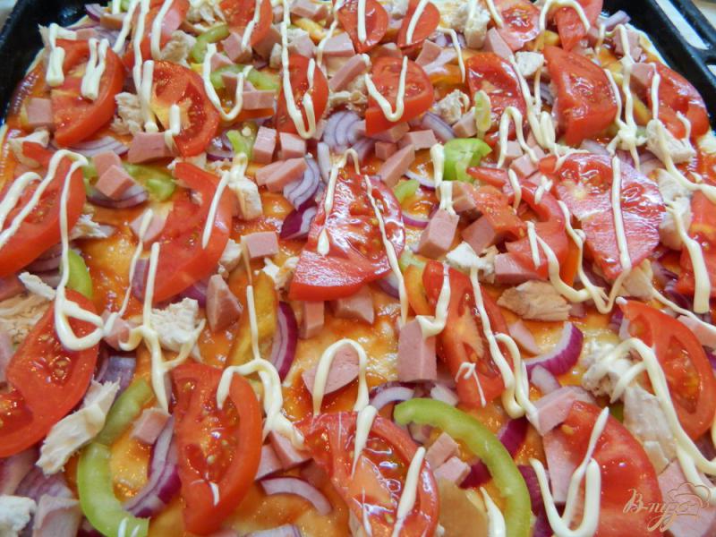 Фото приготовление рецепта: Пицца с овощами, колбасой и куриным мясом шаг №8