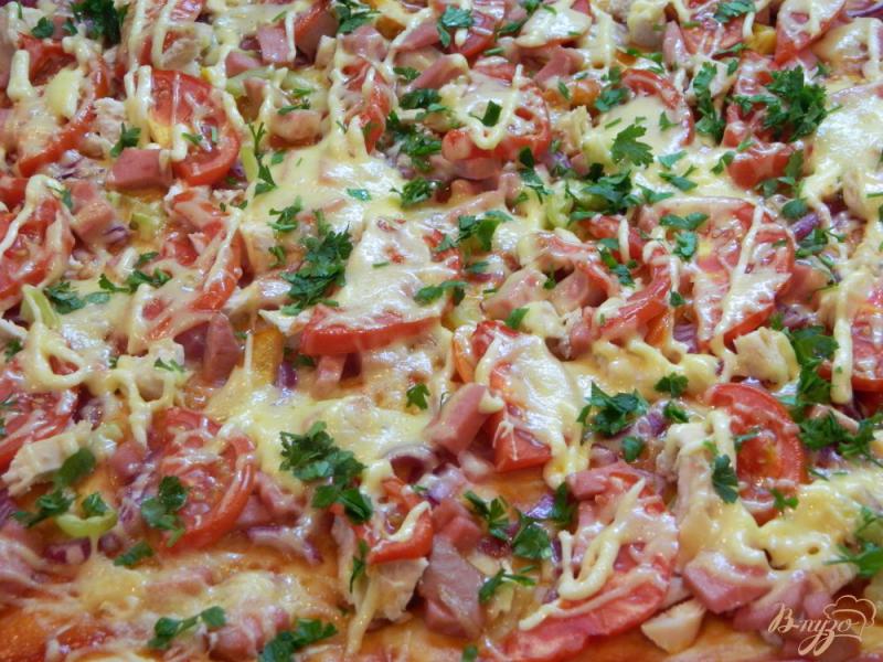 Фото приготовление рецепта: Пицца с овощами, колбасой и куриным мясом шаг №10