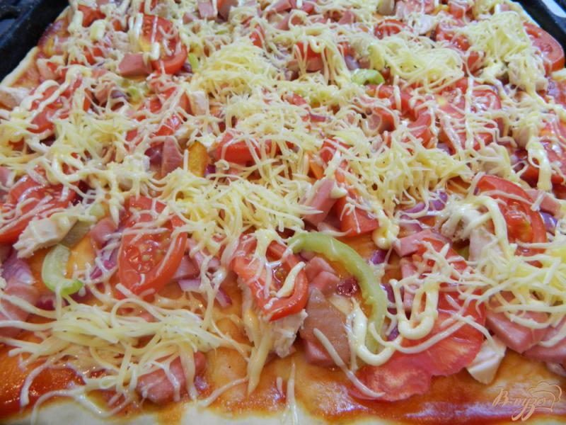 Фото приготовление рецепта: Пицца с овощами, колбасой и куриным мясом шаг №9