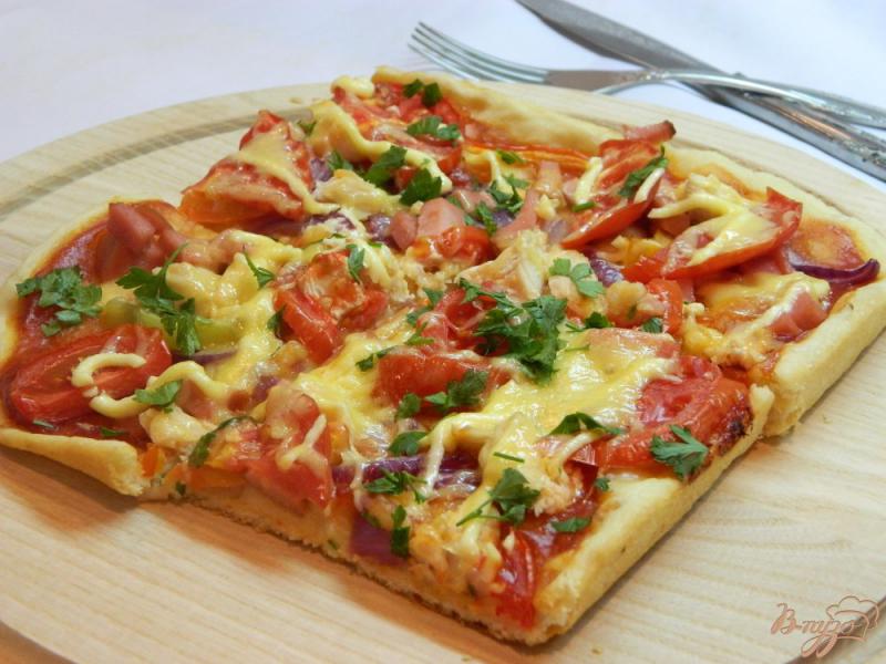 Фото приготовление рецепта: Пицца с овощами, колбасой и куриным мясом шаг №11