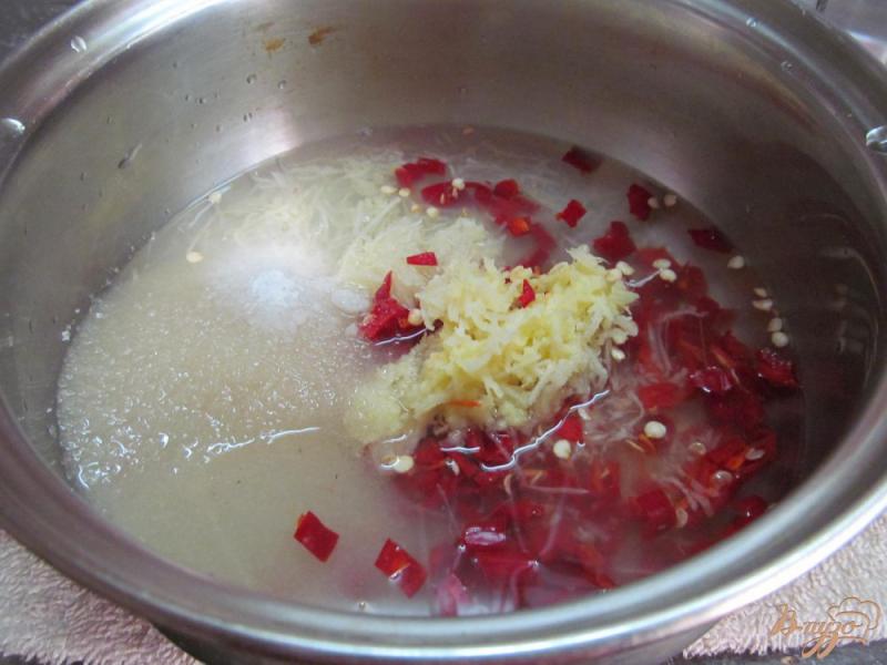 Фото приготовление рецепта: Кисло-сладкий соус с перцем и имбирем шаг №2