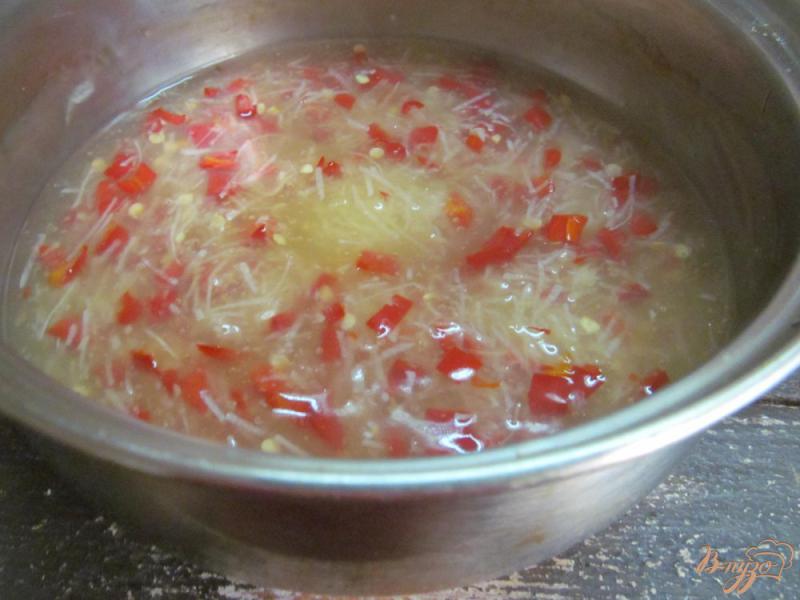 Фото приготовление рецепта: Кисло-сладкий соус с перцем и имбирем шаг №4