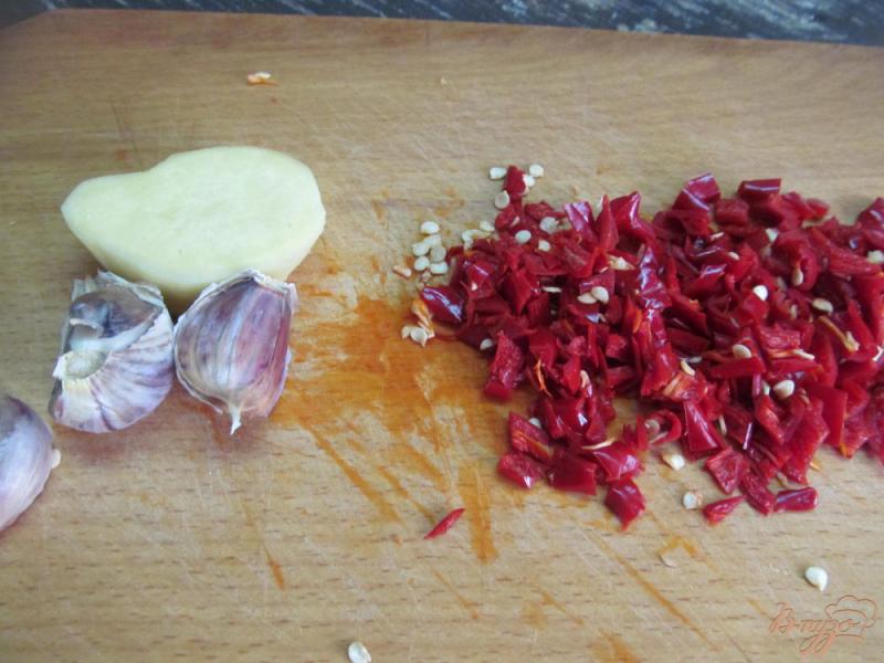 Фото приготовление рецепта: Кисло-сладкий соус с перцем и имбирем шаг №1