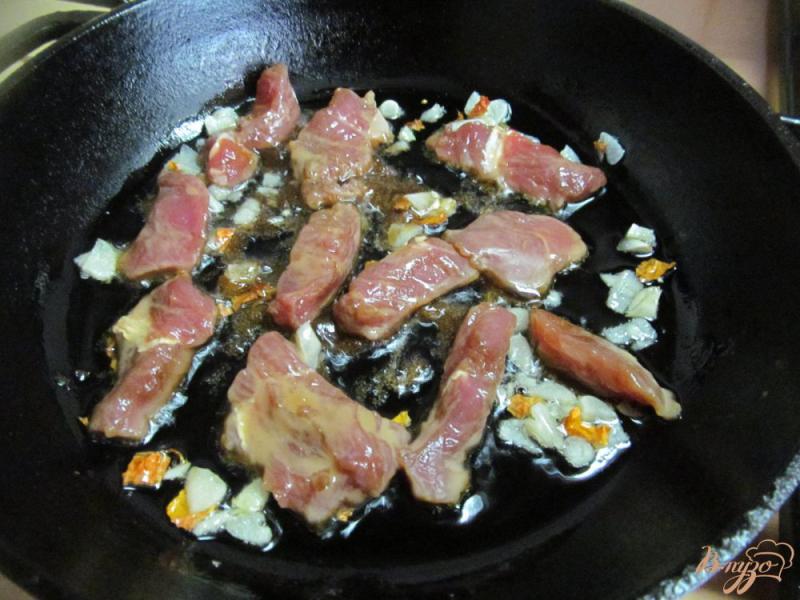 Фото приготовление рецепта: Жареная свинина с соусом хойсин шаг №5