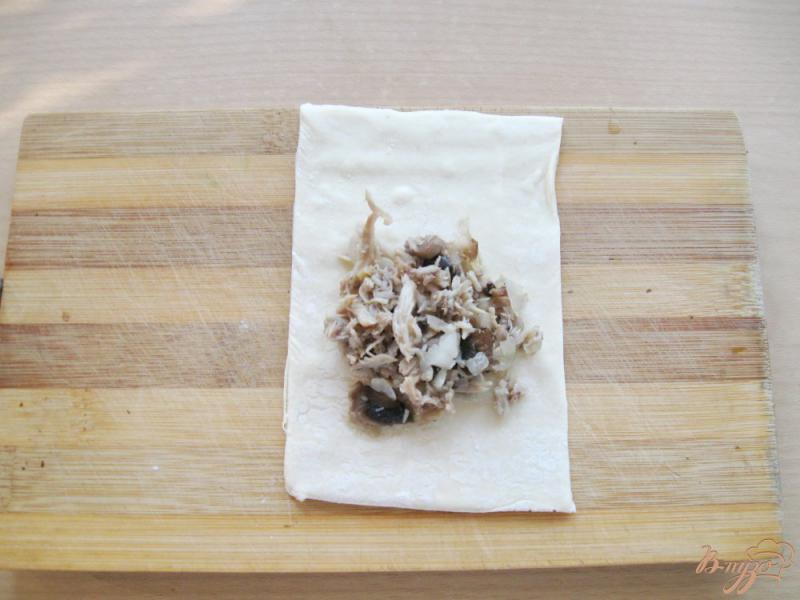 Фото приготовление рецепта: Слойки с мясом и грибами шаг №4