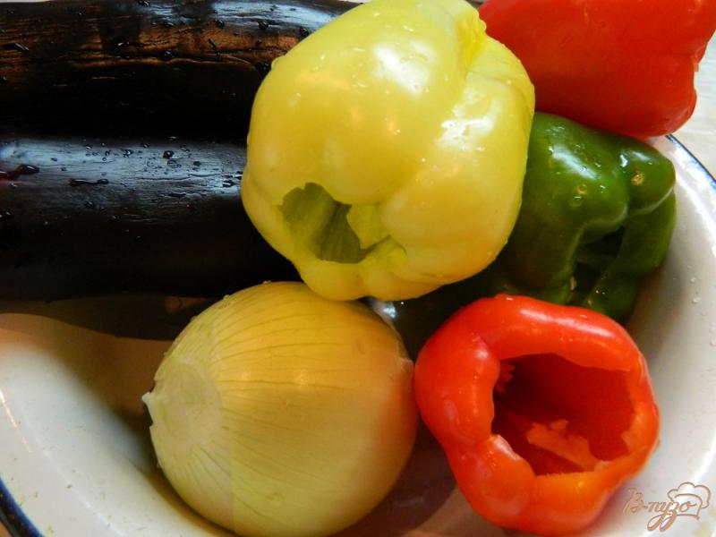Фото приготовление рецепта: Острый теплый салат из баклажанов, болгарского перца и лука шаг №1