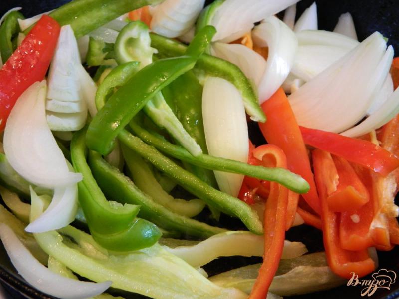 Фото приготовление рецепта: Острый теплый салат из баклажанов, болгарского перца и лука шаг №3