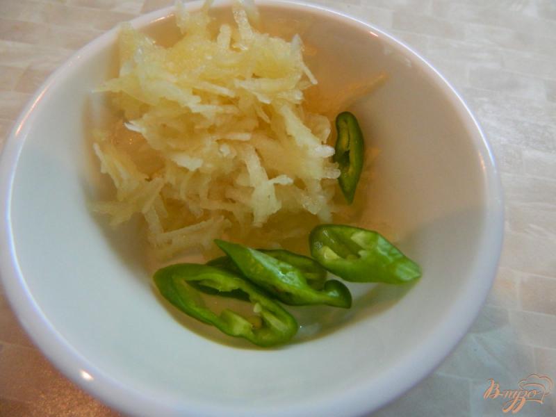 Фото приготовление рецепта: Острый теплый салат из баклажанов, болгарского перца и лука шаг №5