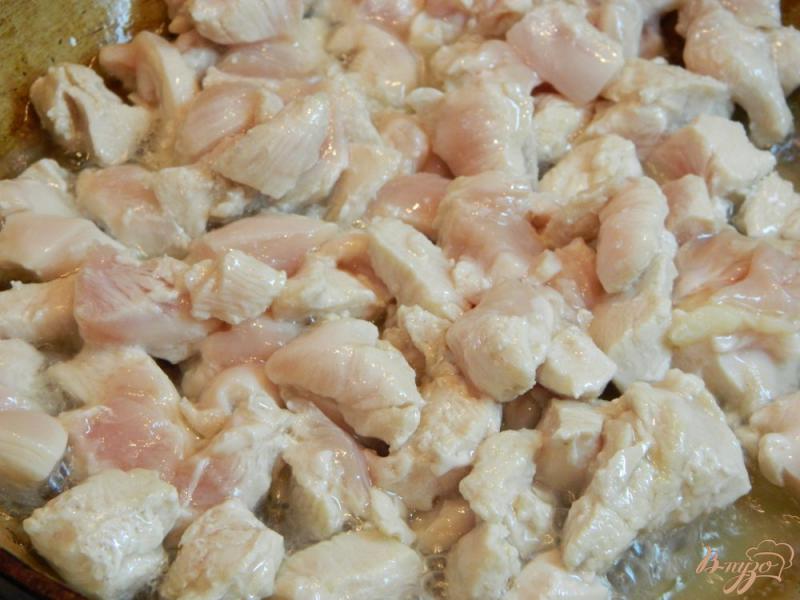 Фото приготовление рецепта: Подлива из куриной грудки с томатом шаг №3