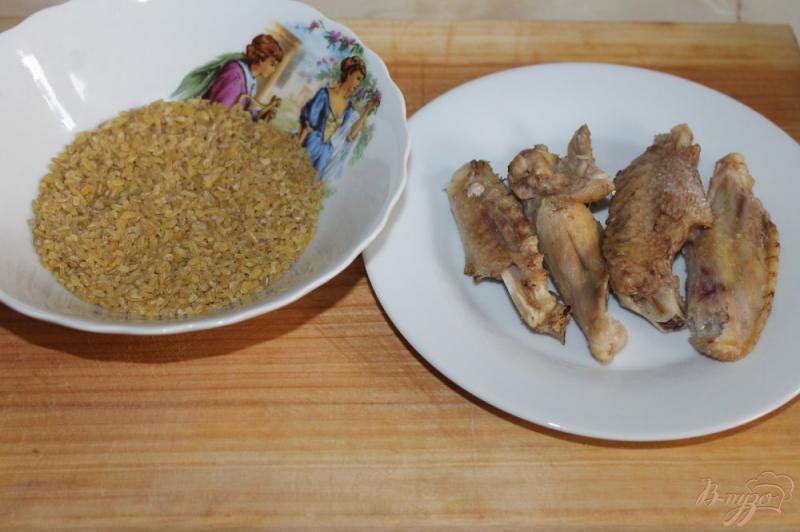 Фото приготовление рецепта: Булгур с кабачком и куриными крыльями шаг №1