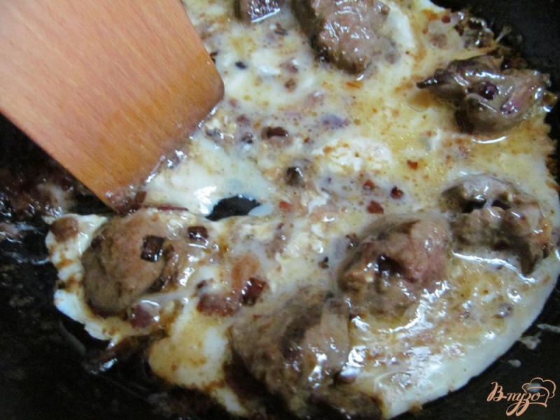Фото приготовление рецепта: Куриная печень в яйце со сливками шаг №4