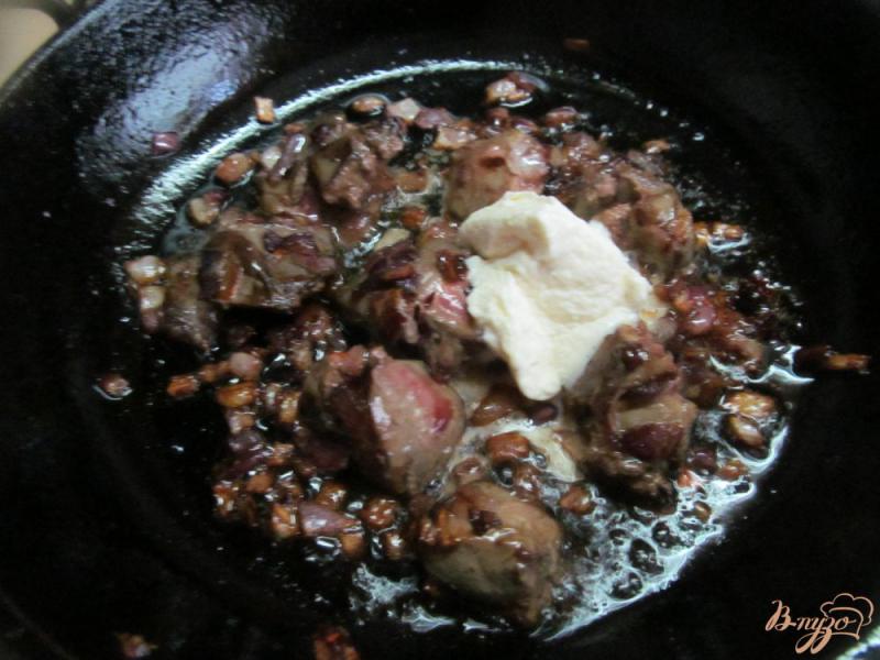 Фото приготовление рецепта: Куриная печень в яйце со сливками шаг №2
