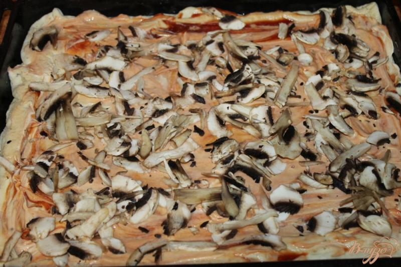 Фото приготовление рецепта: Пицца на дрожжевом тесте с колбасой, грибами и помидорами шаг №4