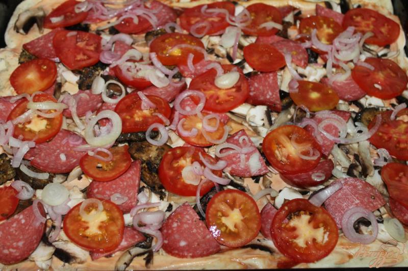 Фото приготовление рецепта: Пицца на дрожжевом тесте с колбасой, грибами и помидорами шаг №6