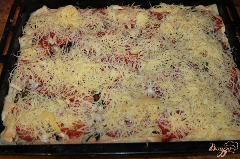 Фото приготовление рецепта: Пицца на дрожжевом тесте с колбасой, грибами и помидорами шаг №7