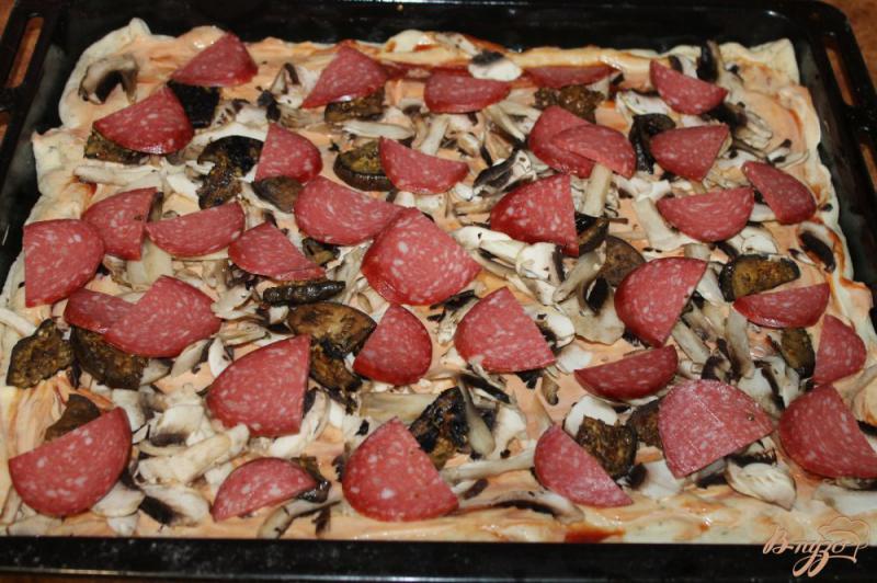 Фото приготовление рецепта: Пицца на дрожжевом тесте с колбасой, грибами и помидорами шаг №5